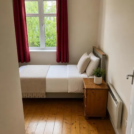 3 Bed In Sleeps 5 With Balcony & Free Parking