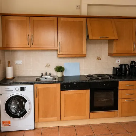 3 Bed In Sleeps 5 With Balcony & Free Parking