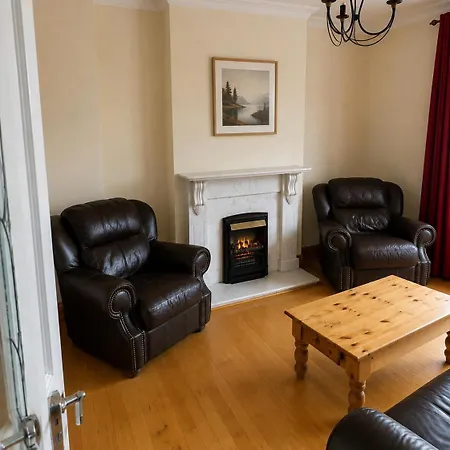 Apartment 3 Bed In Sleeps 5 With Balcony & Free Parking