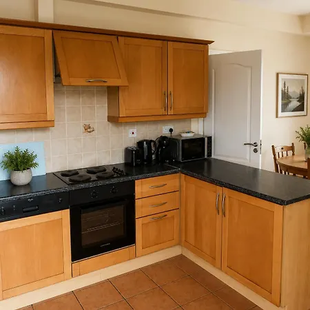 3 Bed In Sleeps 5 With Balcony & Free Parking *