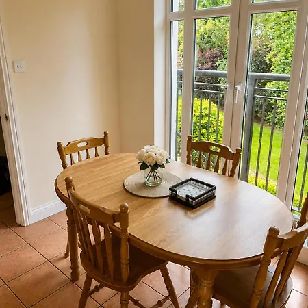 3 Bed In Sleeps 5 With Balcony & Free Parking * Galway