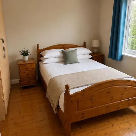 3 Bed In Sleeps 5 With Balcony & Free Parking * Galway