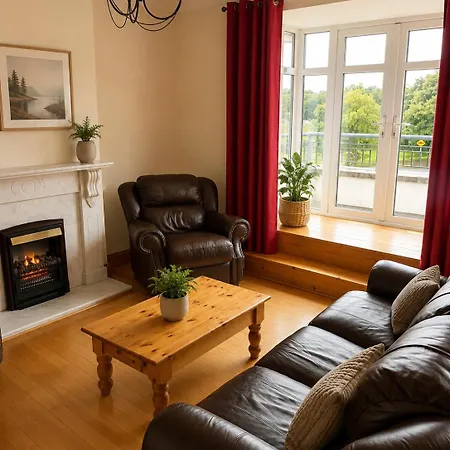 3 Bed In Sleeps 5 With Balcony & Free Parking *