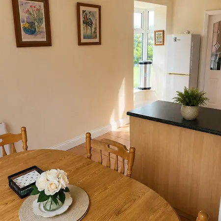 Apartment 3 Bed In Sleeps 5 With Balcony & Free Parking