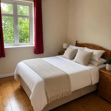 3 Bed In Sleeps 5 With Balcony & Free Parking Apartment